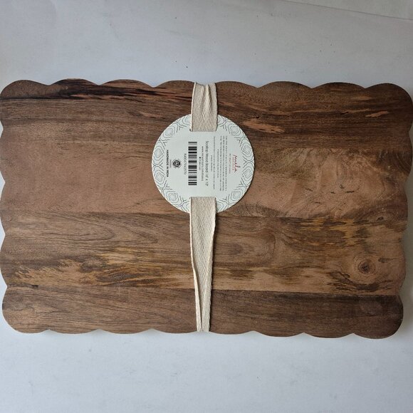Scalloped Edge Mangowood Board - Picture 2 of 7
